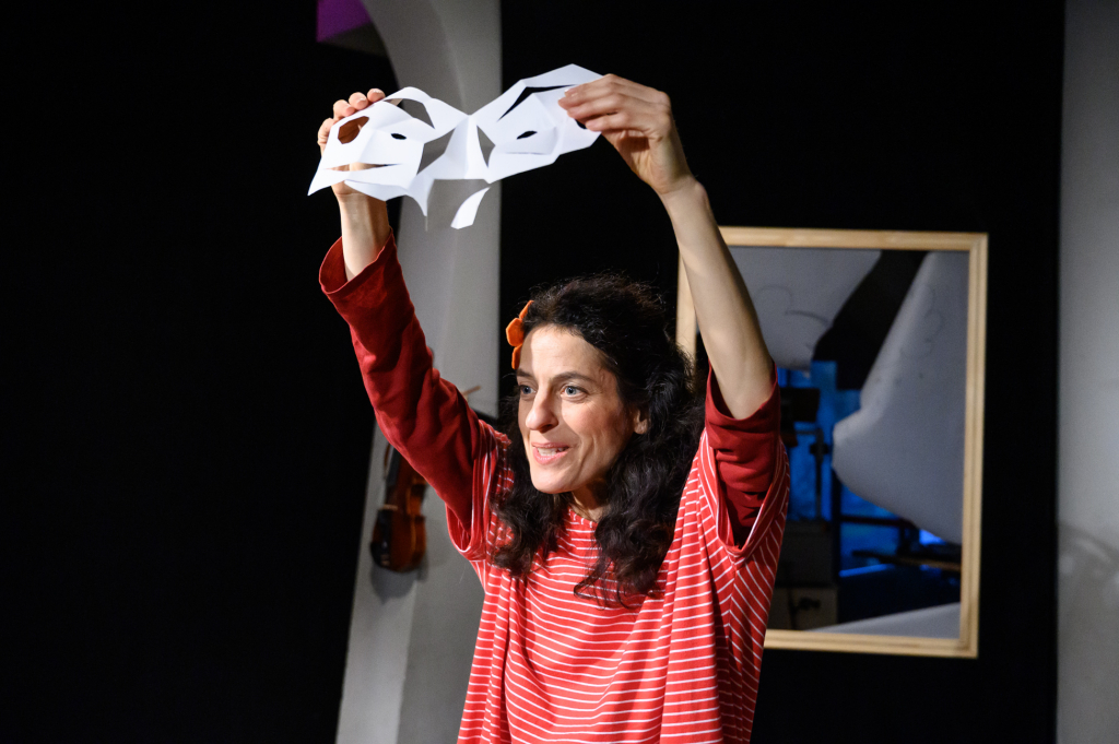 Eine Frau hält einen Papierschnipsel hoch