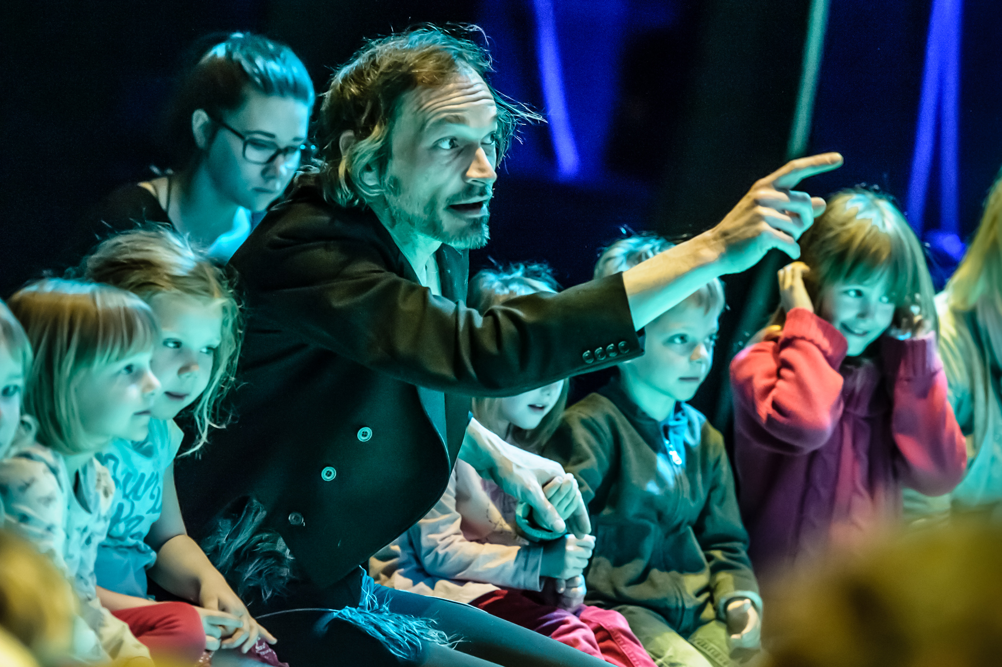 Schauspieler zeigt Kindern im Publikum etwas