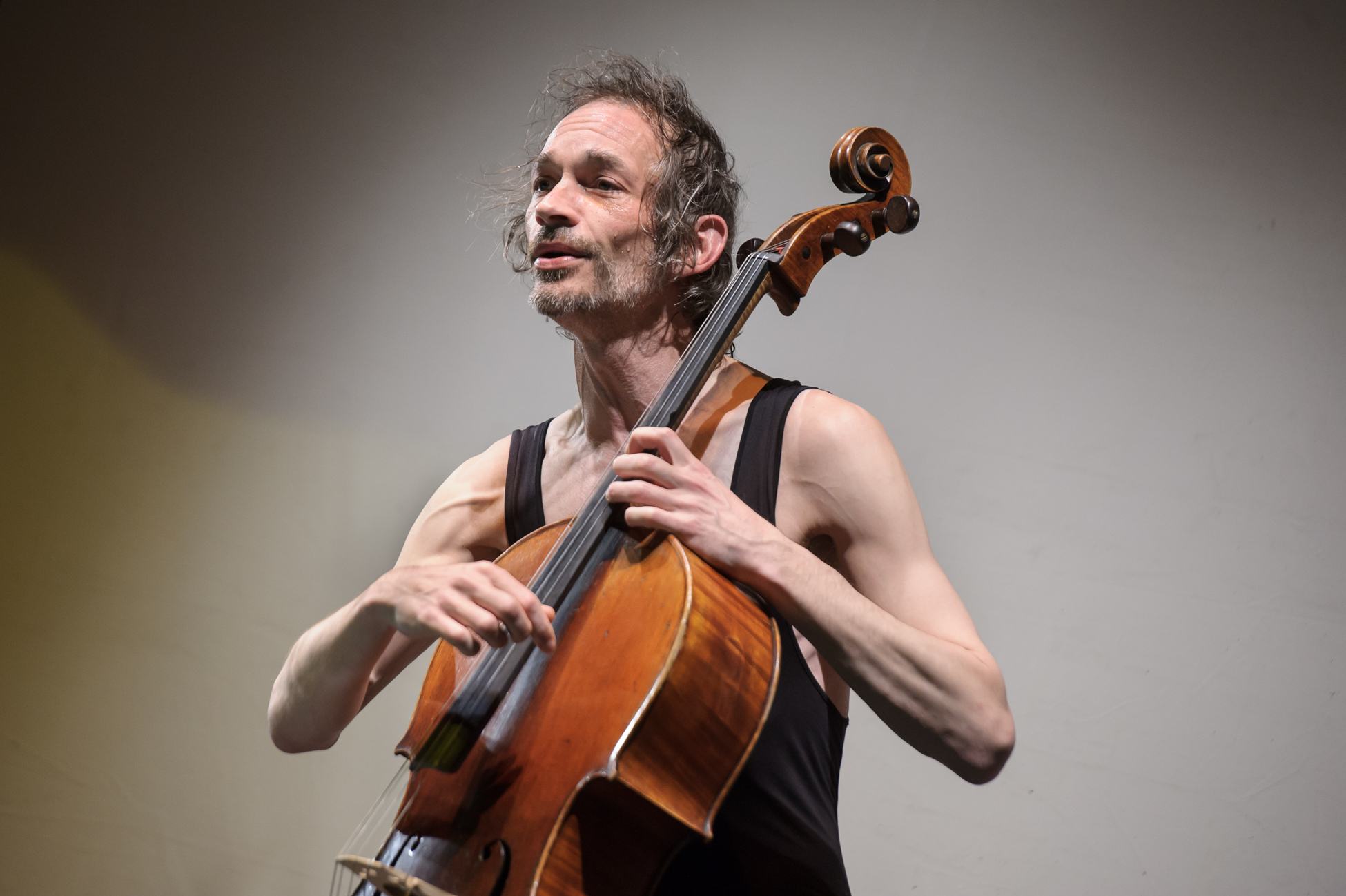 Mann mit Strubbelhaar und Cello