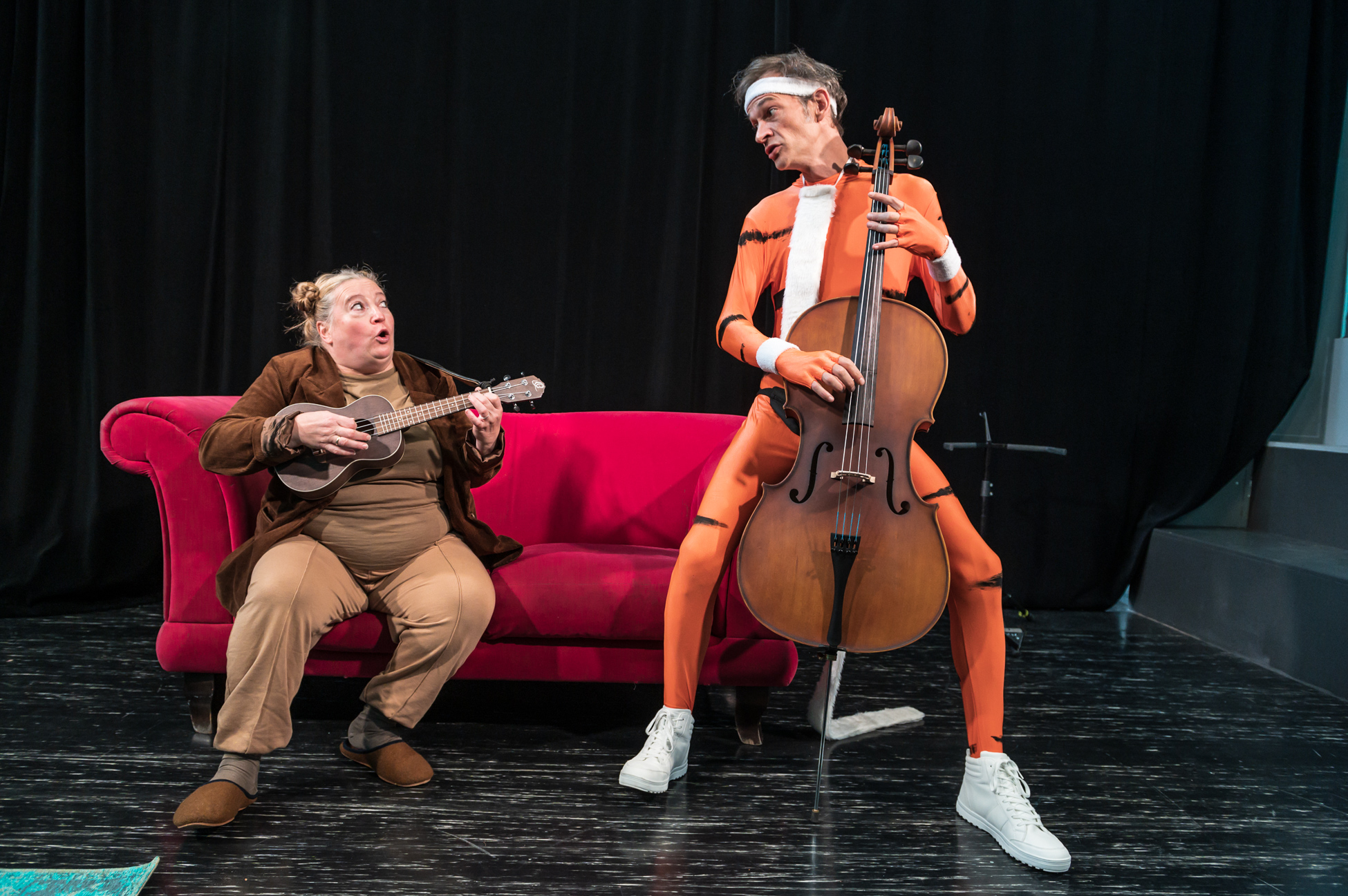 Mann und Frau mit Ukulele und Cello